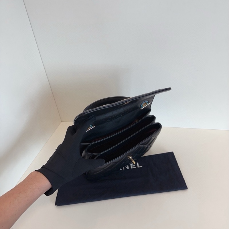 ✨Chanel trendy cc 旋轉扣郵差包 經典黑金 優雅實用🖤-11
