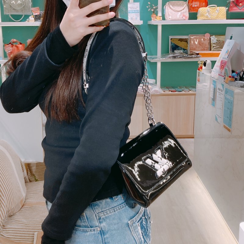 TW4628 Louis Vuitton 路易威登 Twist 小號 黑漆皮 白花 Twist PM Shoulder Bag Black-16