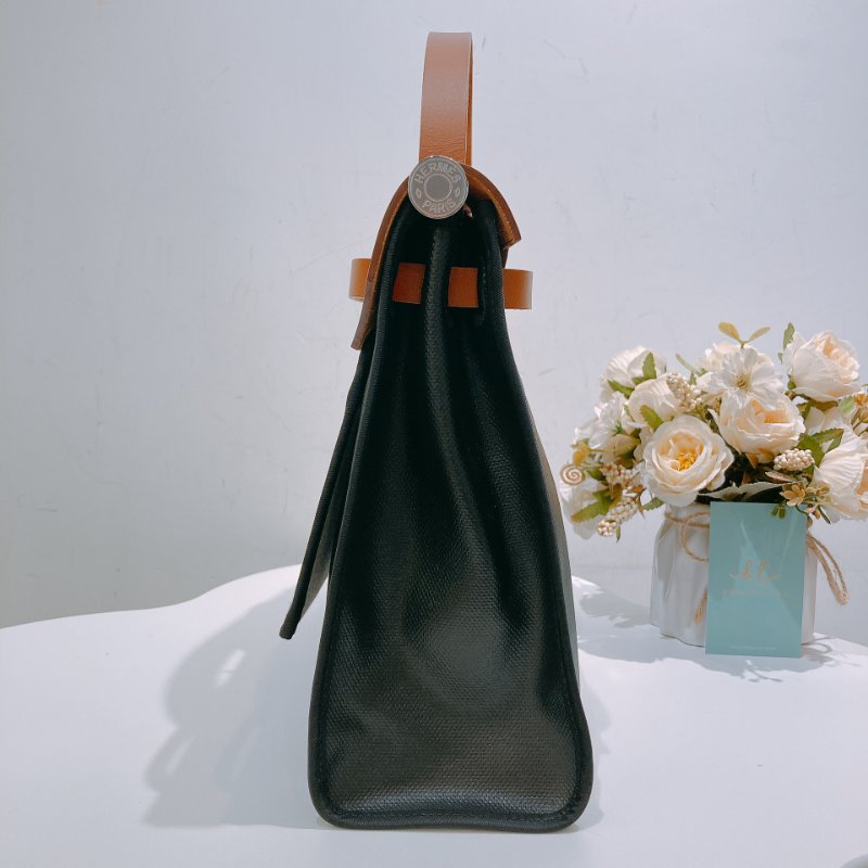 TW4627 Hermes 愛馬仕 防水 休閒又通勤 Herbag 31 WaterProof Black/Gold-2