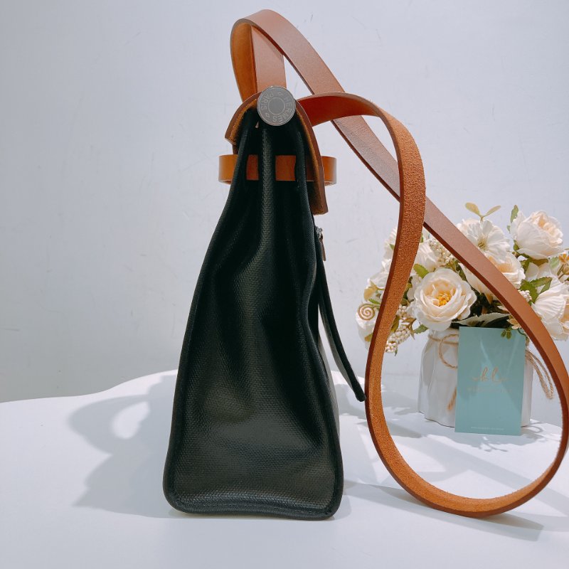 TW4627 Hermes 愛馬仕 防水 休閒又通勤 Herbag 31 WaterProof Black/Gold-3