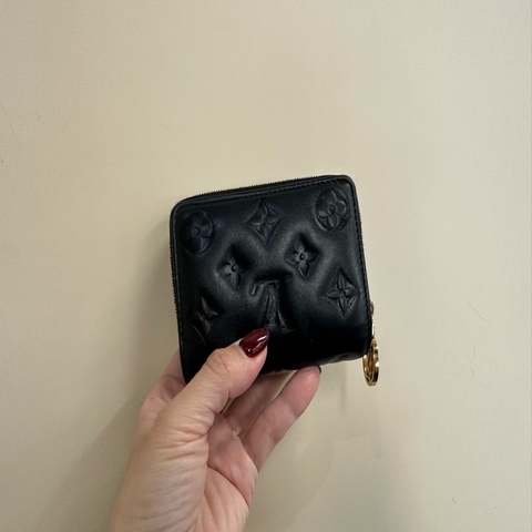 LV 黑羊皮壓紋金釦前釦後ㄇ拉零錢袋6卡Lou短夾M81599