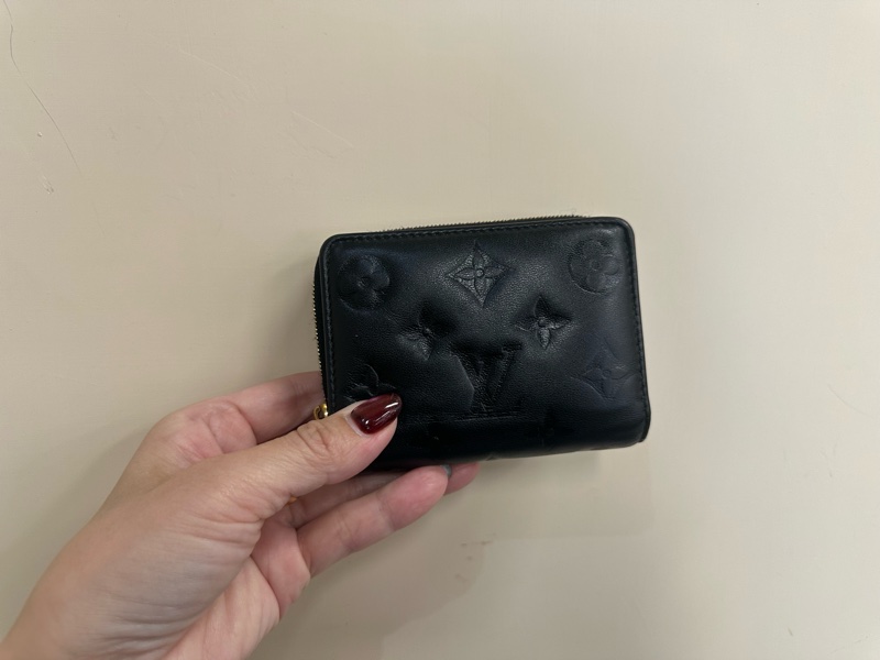 LV 黑羊皮壓紋金釦前釦後ㄇ拉零錢袋6卡Lou短夾M81599-1