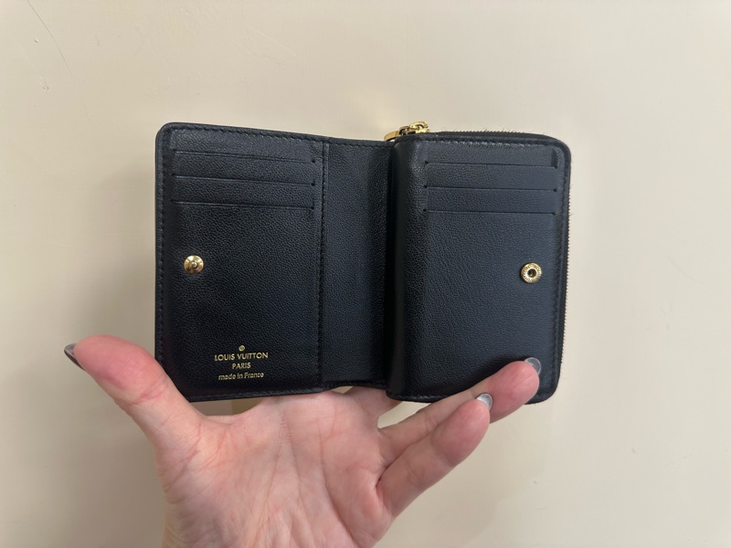LV 黑羊皮壓紋金釦前釦後ㄇ拉零錢袋6卡Lou短夾M81599-3