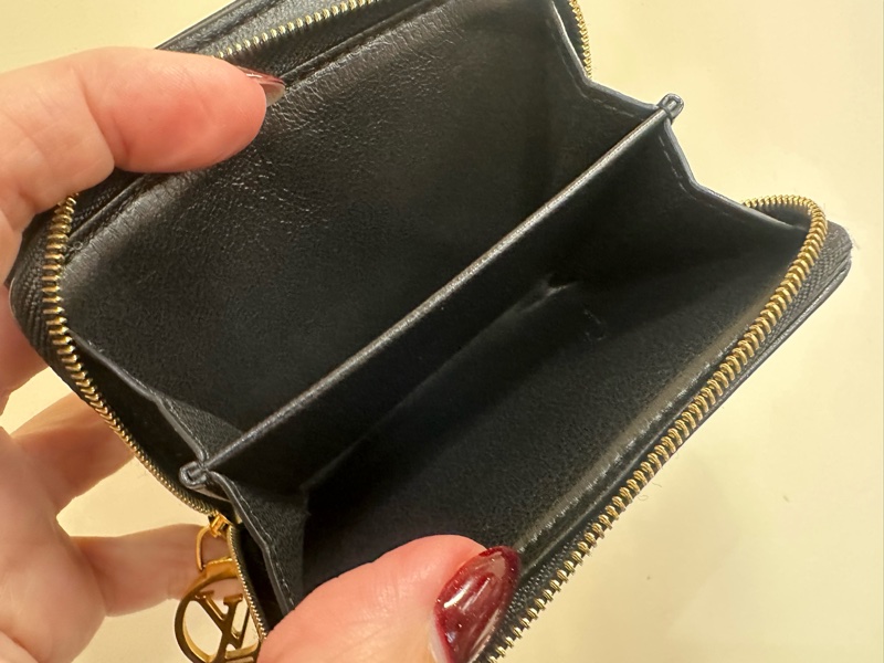 LV 黑羊皮壓紋金釦前釦後ㄇ拉零錢袋6卡Lou短夾M81599-4