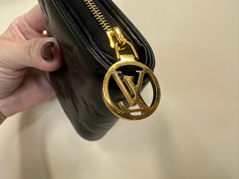 LV 黑羊皮壓紋金釦前釦後ㄇ拉零錢袋6卡Lou短夾M81599-5