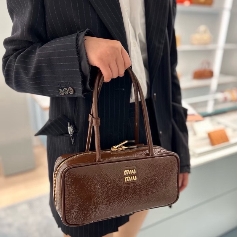 MIUMIU Beau棕色油蠟皮長手柄保齡球包28*13*8 99新配件塵袋75800-0