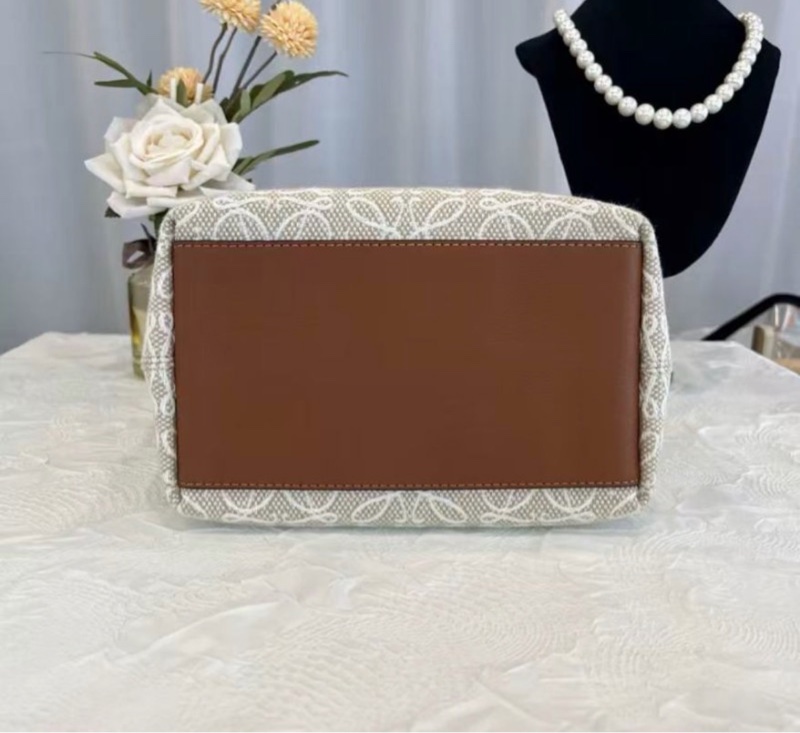 Loewe 白色飯盒包99新配件塵袋-4