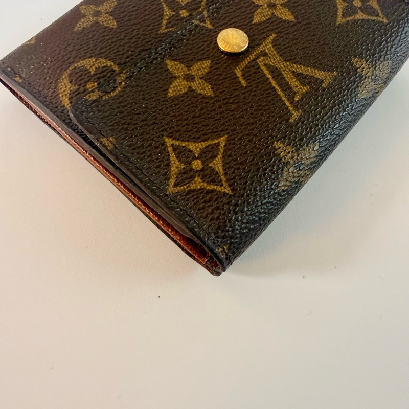 ✔️LV Louis Vuitton 路易威登 Monogram M61652 原花金扣三折零錢短夾-8