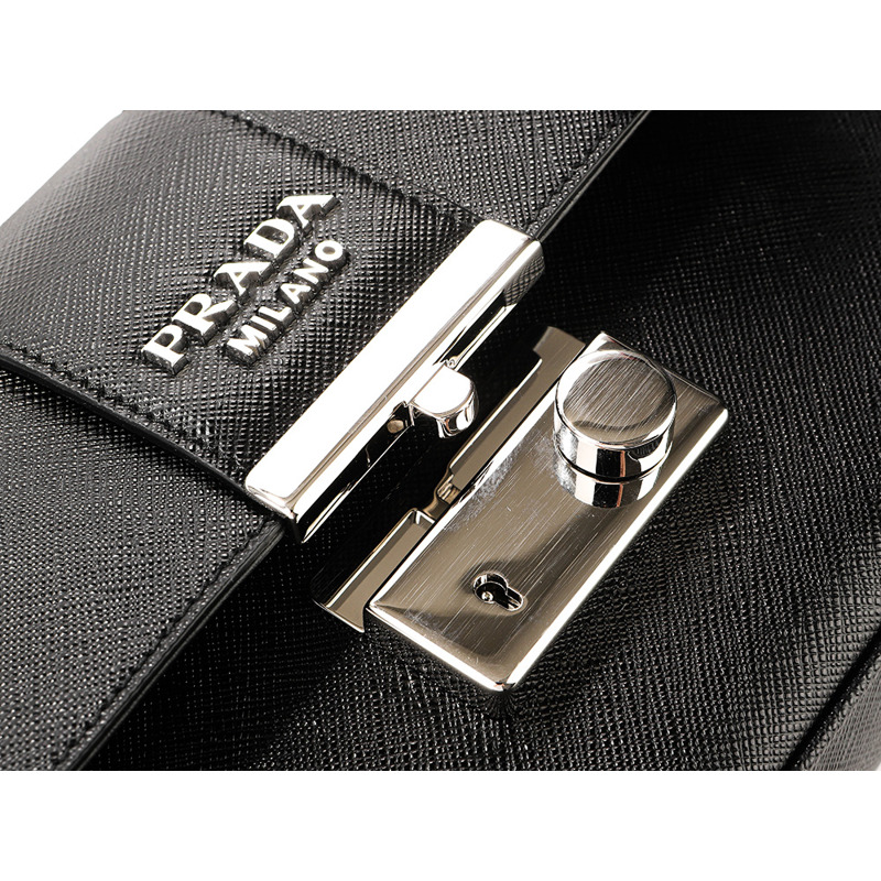 PRADA Saffiano 斜背包-14
