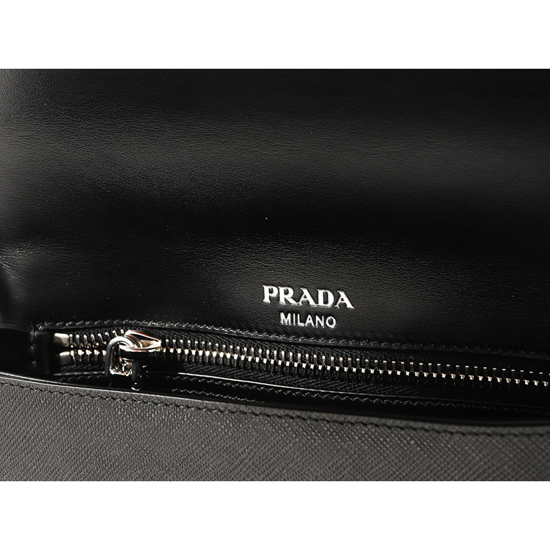 PRADA Saffiano 斜背包-16