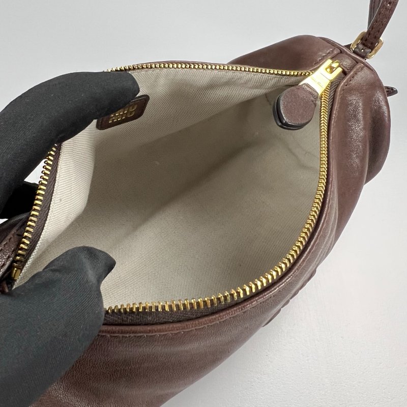 MIUMIU 5NE851 咖色舊化納帕皮革化妝袋-7