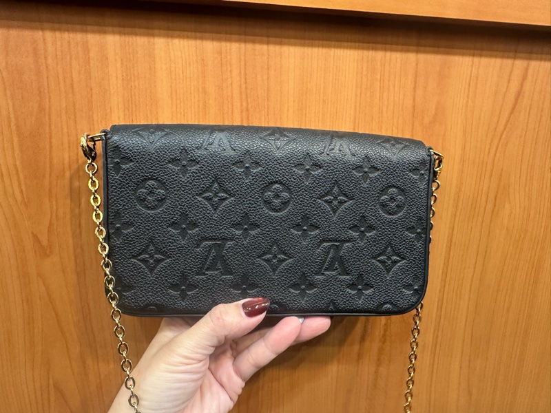 LV 黑牛皮壓紋金釦信封下蓋三合一鍊包M64064-1