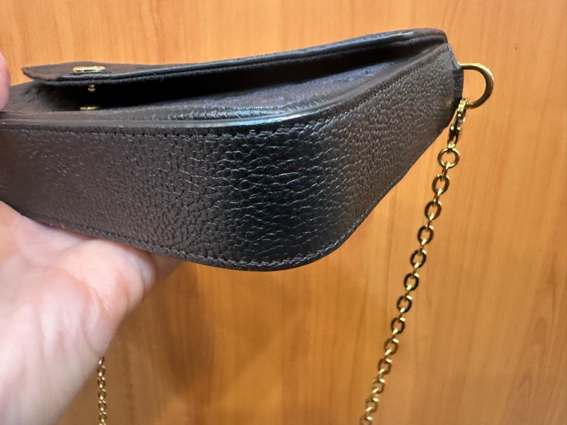 LV 黑牛皮壓紋金釦信封下蓋三合一鍊包M64064-2