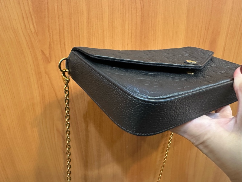 LV 黑牛皮壓紋金釦信封下蓋三合一鍊包M64064-3