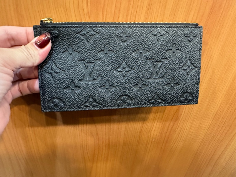 LV 黑牛皮壓紋金釦信封下蓋三合一鍊包M64064-5