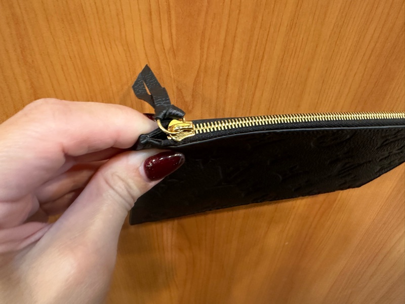 LV 黑牛皮壓紋金釦信封下蓋三合一鍊包M64064-6