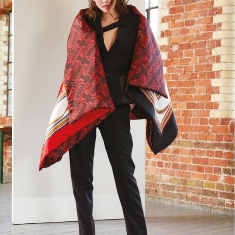 BURBERRY英國典藏圍巾印花絲緞寬鬆披肩/緋紅