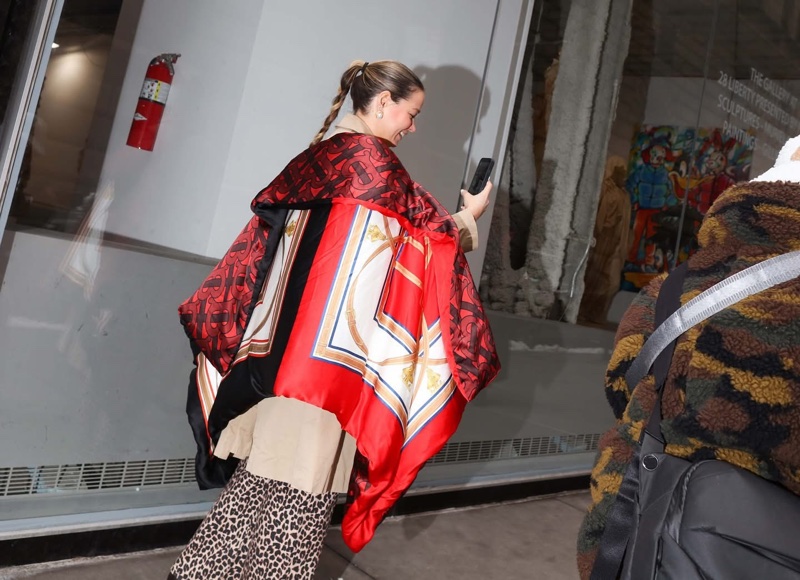 BURBERRY英國典藏圍巾印花絲緞寬鬆披肩/緋紅-4