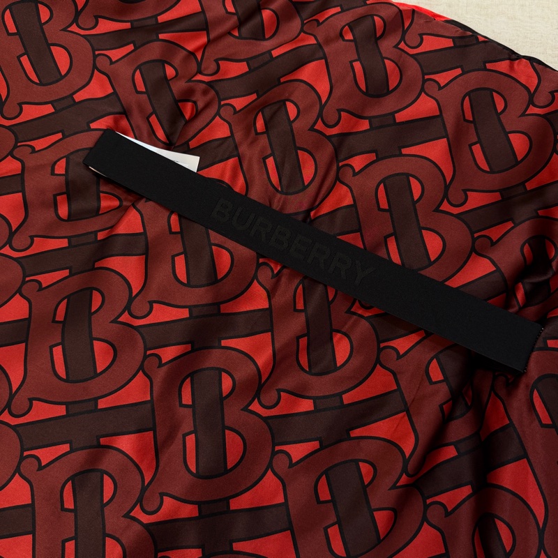 BURBERRY英國典藏圍巾印花絲緞寬鬆披肩/緋紅-11