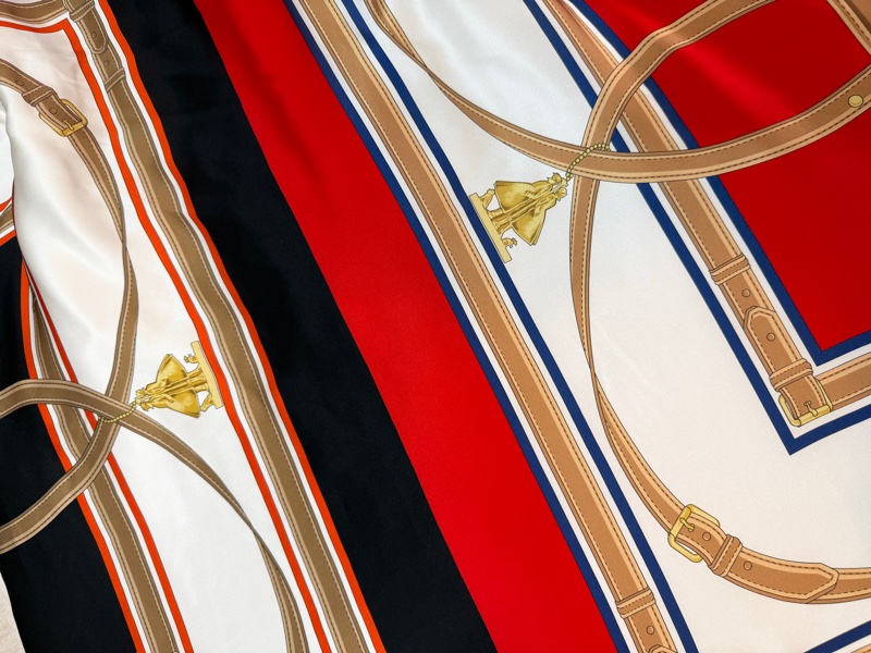 BURBERRY英國典藏圍巾印花絲緞寬鬆披肩/緋紅-22