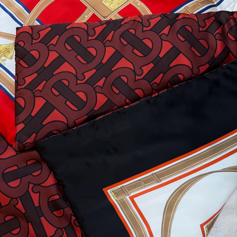 BURBERRY英國典藏圍巾印花絲緞寬鬆披肩/緋紅-24