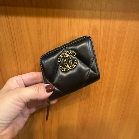Chanel 黑羊皮霧金釦19ㄇ拉零錢卡包AP0949