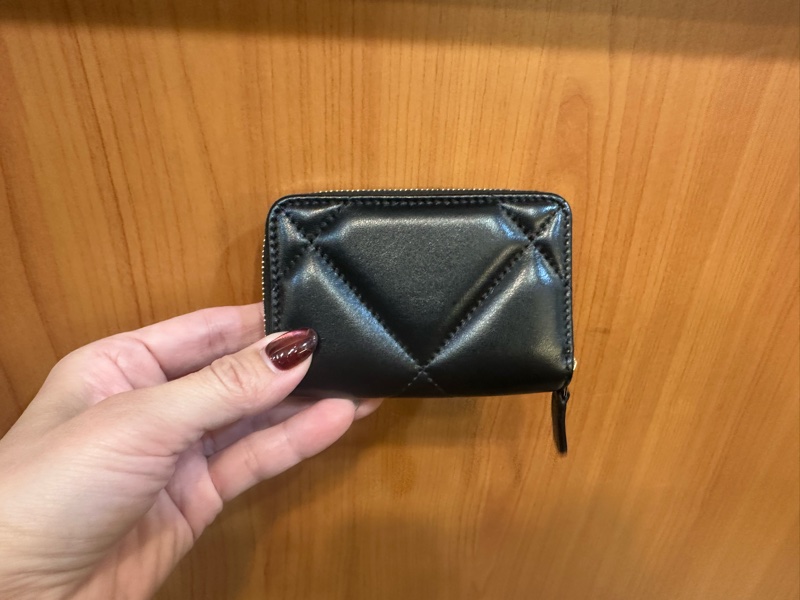 Chanel 黑羊皮霧金釦19ㄇ拉零錢卡包AP0949-1