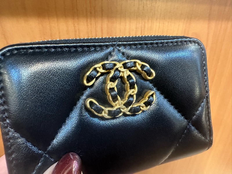 Chanel 黑羊皮霧金釦19ㄇ拉零錢卡包AP0949-5