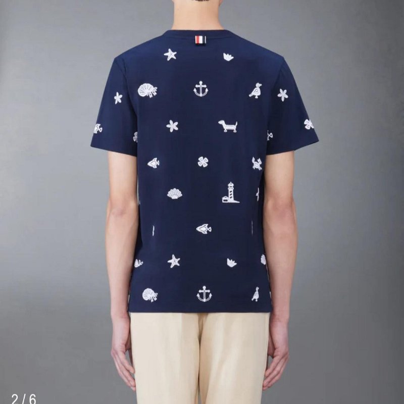 💎Han's house精品服飾💎 Thom Browne TB 滿版 刺繡短T 短袖 T恤-1