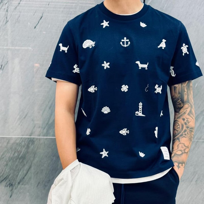 💎Han's house精品服飾💎 Thom Browne TB 滿版 刺繡短T 短袖 T恤-3