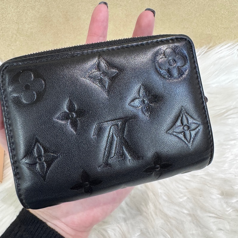 LV Lou 黑羊皮壓紋大零錢袋對釦短夾 晶片款-1