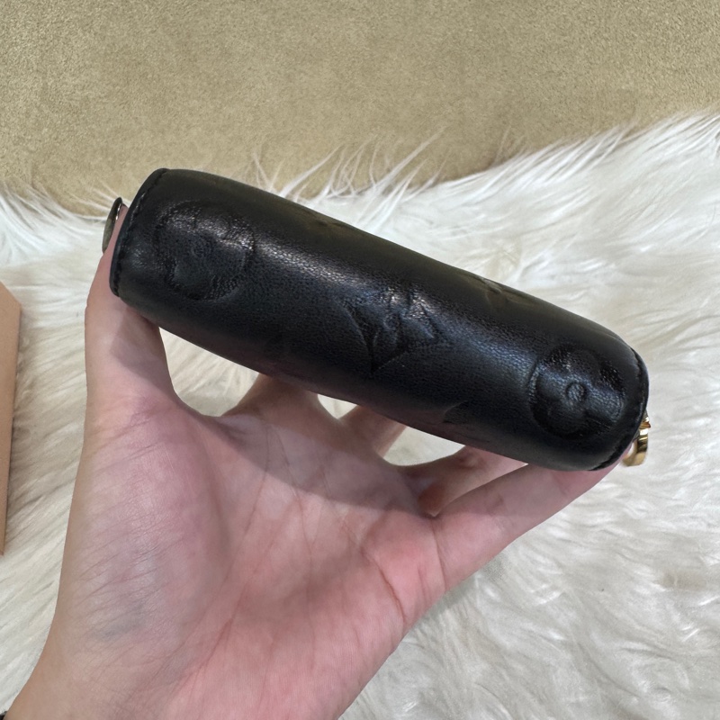 LV Lou 黑羊皮壓紋大零錢袋對釦短夾 晶片款-2