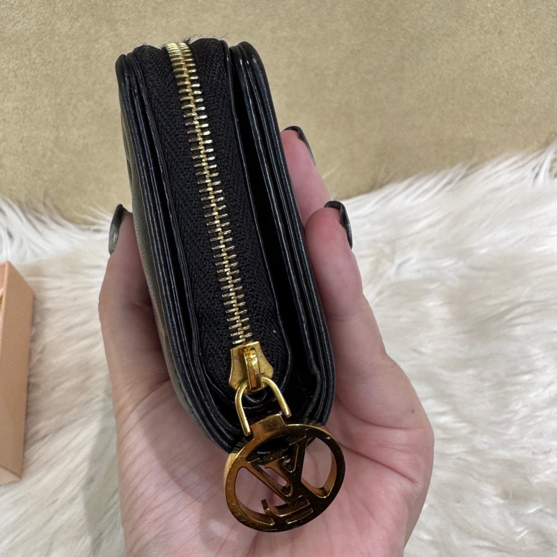 LV Lou 黑羊皮壓紋大零錢袋對釦短夾 晶片款-4