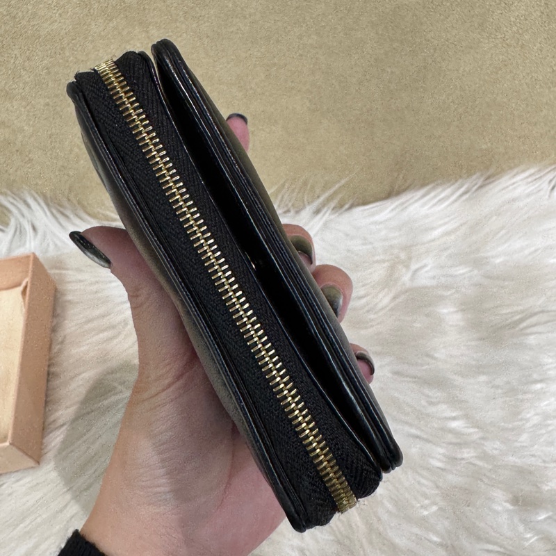 LV Lou 黑羊皮壓紋大零錢袋對釦短夾 晶片款-5