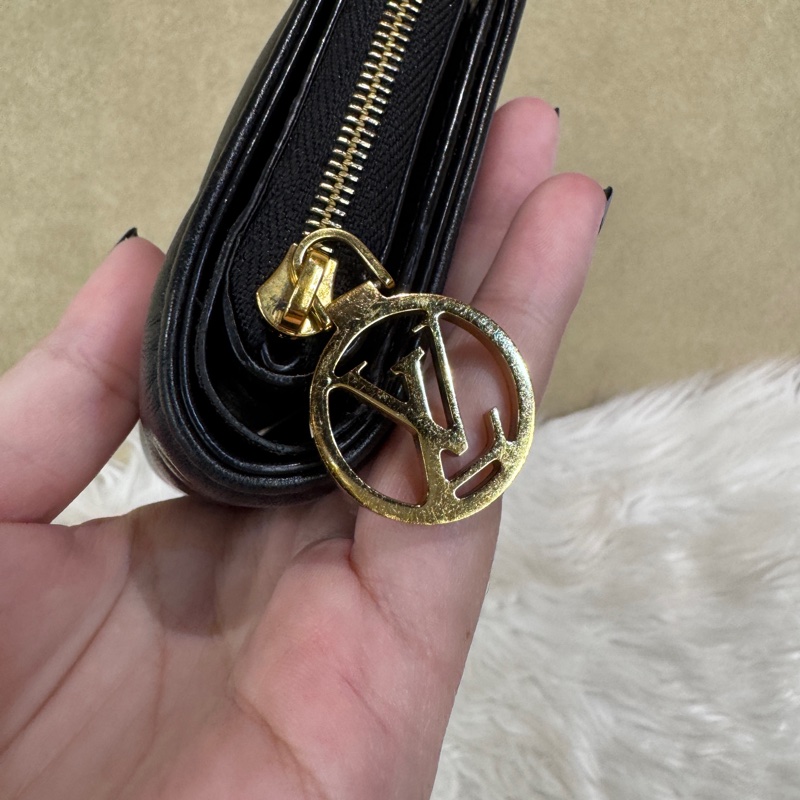 LV Lou 黑羊皮壓紋大零錢袋對釦短夾 晶片款-6