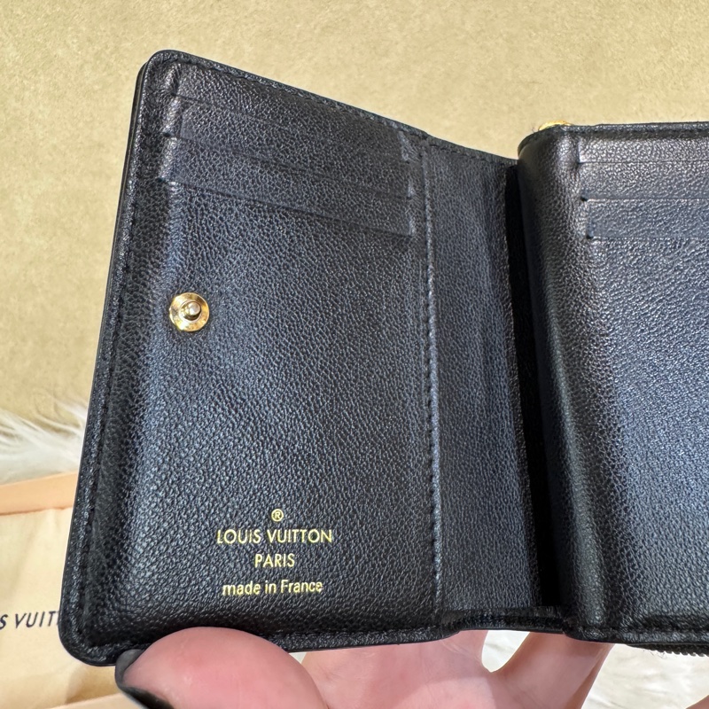 LV Lou 黑羊皮壓紋大零錢袋對釦短夾 晶片款-9