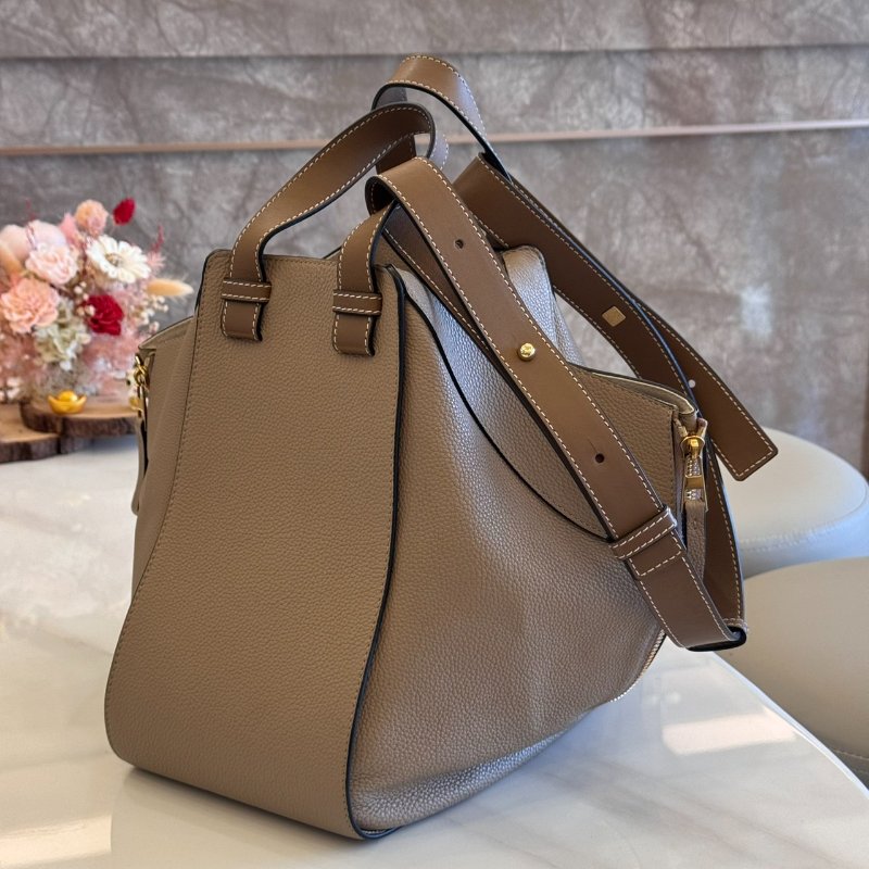 *SHIHNA名牌精品* LOEWE Hammock 沙色 粒面小牛皮 吊床包-9