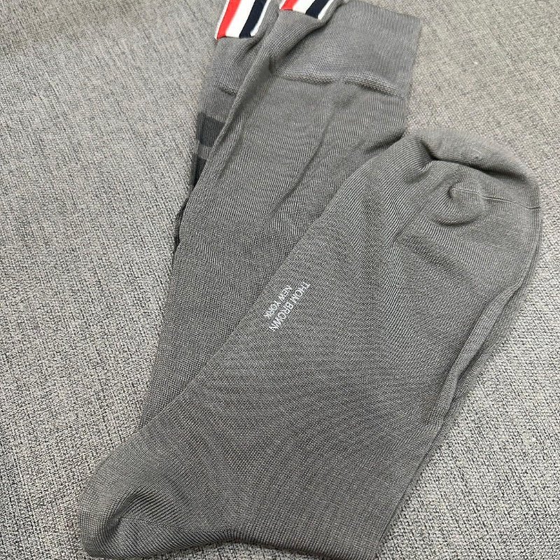 💎Han's house精品服飾💎 Thom Browne TB 4槓 中筒襪子 原價6000-2