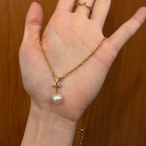LV 金色LOGO珍珠吊墜Iconic Louisa項鍊M01623