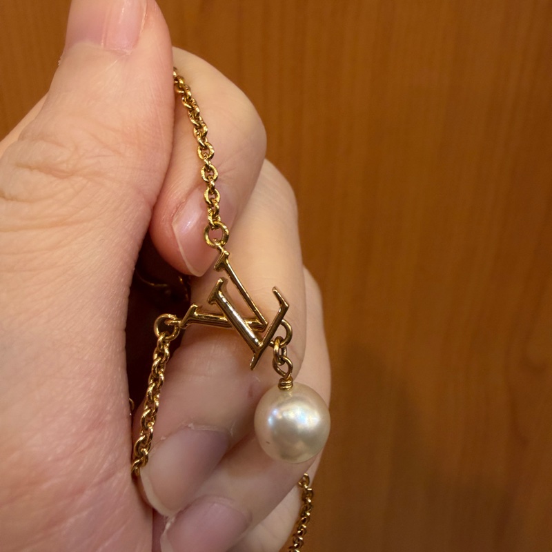 LV 金色LOGO珍珠吊墜Iconic Louisa項鍊M01623-1