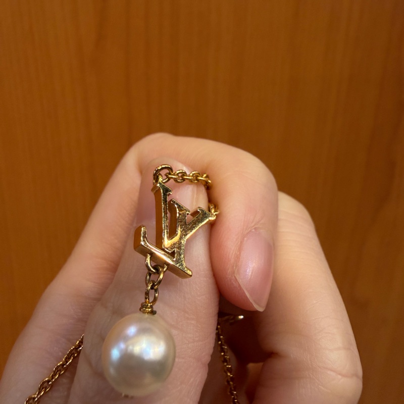 LV 金色LOGO珍珠吊墜Iconic Louisa項鍊M01623-4