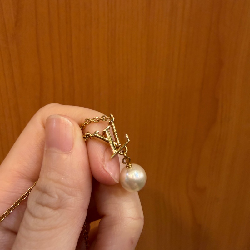 LV 金色LOGO珍珠吊墜Iconic Louisa項鍊M01623-5