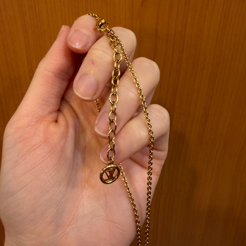 LV 金色LOGO珍珠吊墜Iconic Louisa項鍊M01623-9