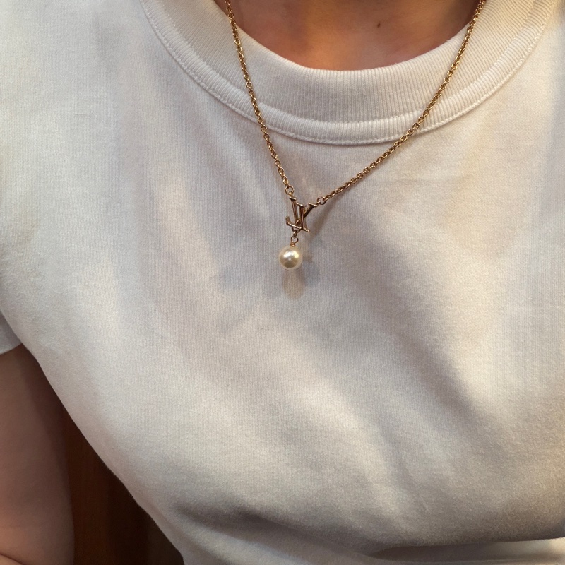 LV 金色LOGO珍珠吊墜Iconic Louisa項鍊M01623-11