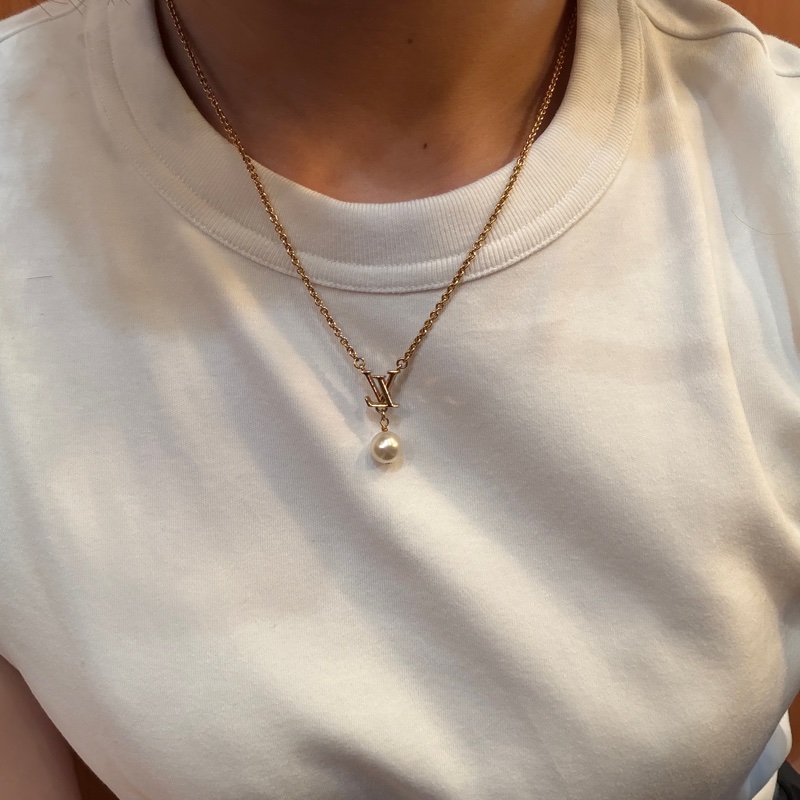 LV 金色LOGO珍珠吊墜Iconic Louisa項鍊M01623-12