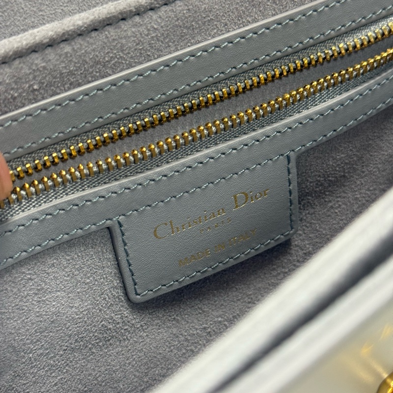 DIOR迪奧 30 Montaigne Avenue CD扣環翻蓋開合 光面牛皮革 單肩斜挎包 女款 夢幻灰色-9