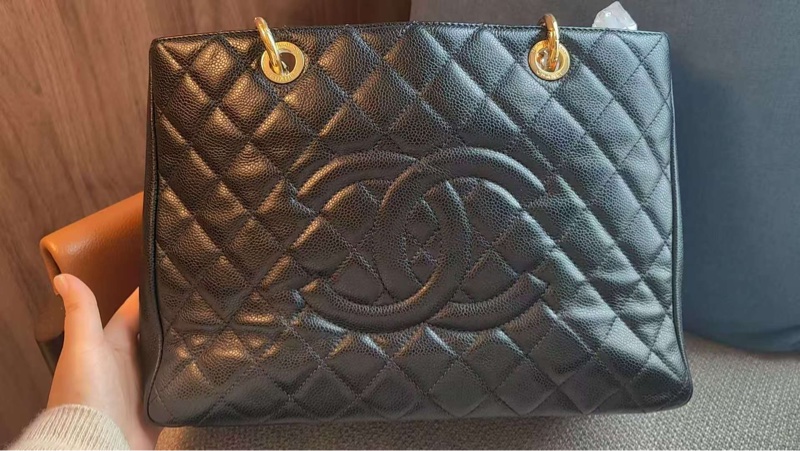 「JL精品代購」9新 香奈兒GST黑金荔枝牛皮托特包-2