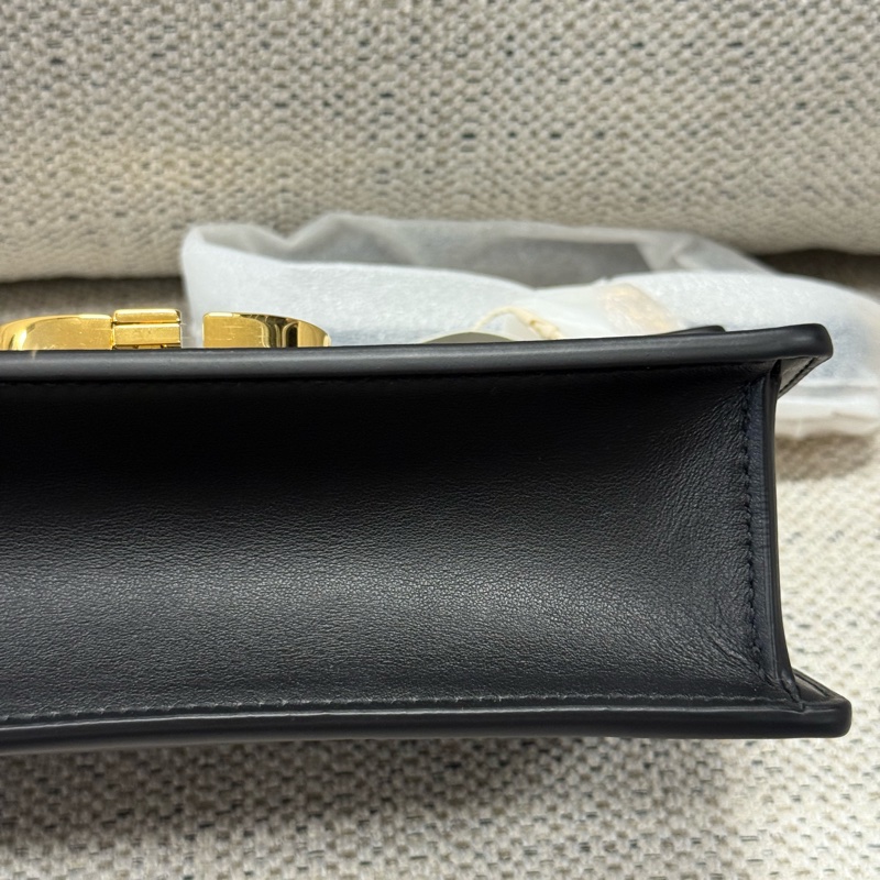 DIOR迪奧 30 Montaigne 可調節可拆卸鏈條翻蓋開合 牛皮革 斜挎包 小號 女款 黑色-10