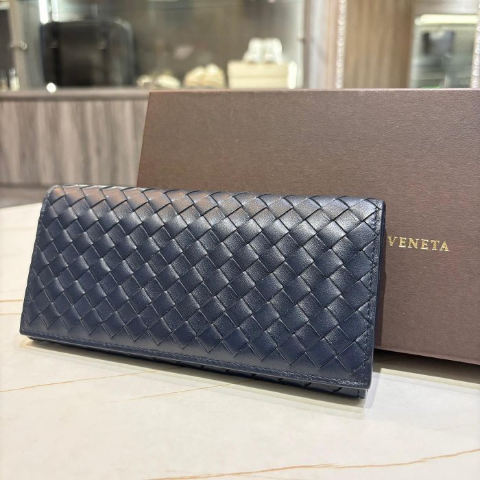 *SHIHNA名牌精品* BOTTEGA VENETA 羊皮對折長夾(深藍)-0