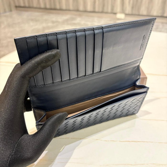*SHIHNA名牌精品* BOTTEGA VENETA 羊皮對折長夾(深藍)-4